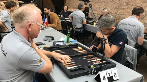 Backgammon-WM in Trier: Jeder Zug der Spieler muss gut überlegt sein (Foto: SWR, Eva Britz)