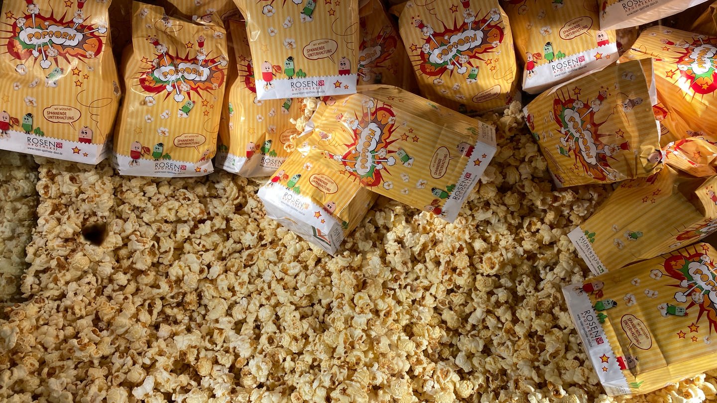Das Popcorn steht bereit: Schon vor der Wiedereröffnung haben die Mitarbeiterinnen und Mitarbeiter des Kinopalastes Vulkaneifel Popcorn in Daun verteilt.