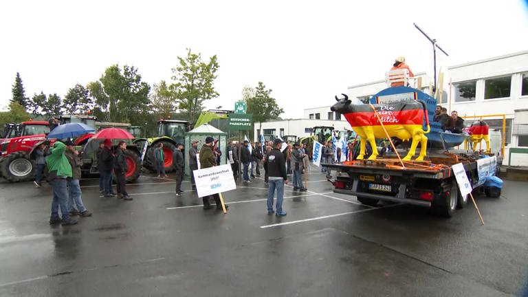 Bauern demonstrieren in Pronsfeld bei der Molkerei Arla für faire Milchpreise (Foto: SWR)