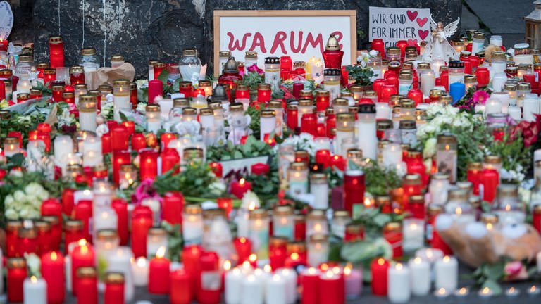 Nach der Amokfahrt in Trier haben Menschen als Zeichen der Trauer hunderte Kerzen vor der Porta Nigra in Trier aufgestellt.  (Foto: dpa Bildfunk, Picture Alliance)