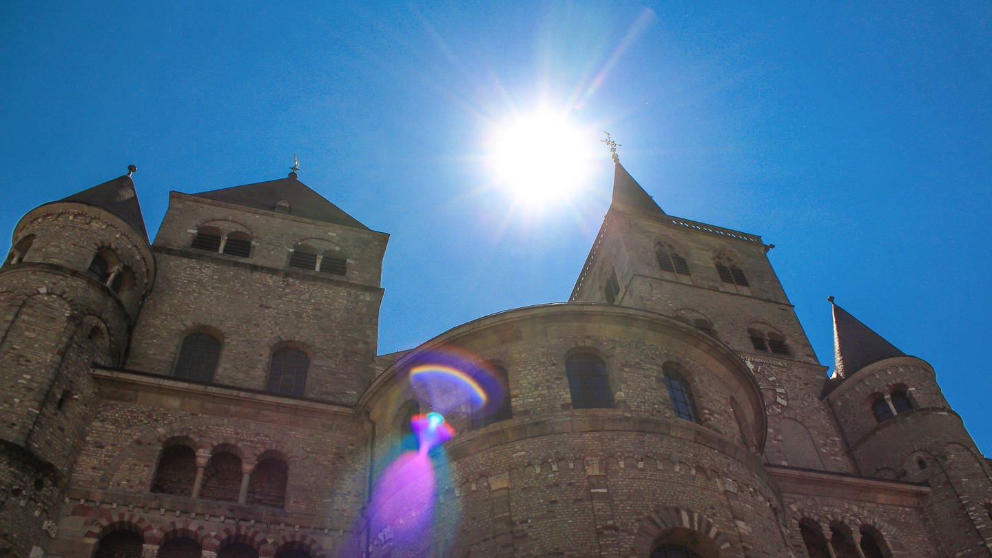 Die Sonne scheint über dem Trierer Dom (Foto: SWR, Philipp Reichert)