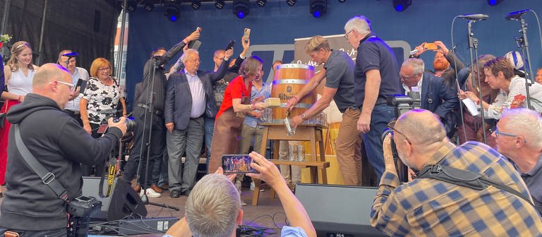 Bürgermeisterin Elvira Garbes (Grüne) eröffnet das Altstadtfest mit einem Bierfass-Anschlag (Foto: SWR)