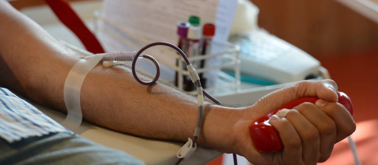 Der Arm eines Mannes bei einer Blutspendeaktion - Auch in der Region Trier werden Blutspenderinnen und Blutspender gesucht (Foto: picture-alliance / Reportdienste, dpa Bildfunk, Marcus Brandt)