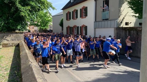 Hunderte Anhänger von Fußball-Oberligist Eintracht Trier ziehen vor dem Spiel gegen die Stuttgarter Kickers  durch die Maarstraße. (Foto: SWR)