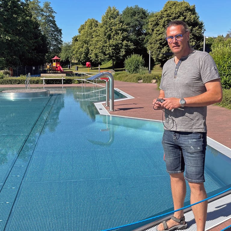 Schwimmmeister Frank Falkner steht vor einem der drei Becken im Freibad Saarburg. Wie viele andere Freibäder haben auch die Freibäder in der Verbandsgemeinde Saarburg-Kell mit Personalmangel zu kämpfen.  (Foto: SWR, Jana Hausmann)