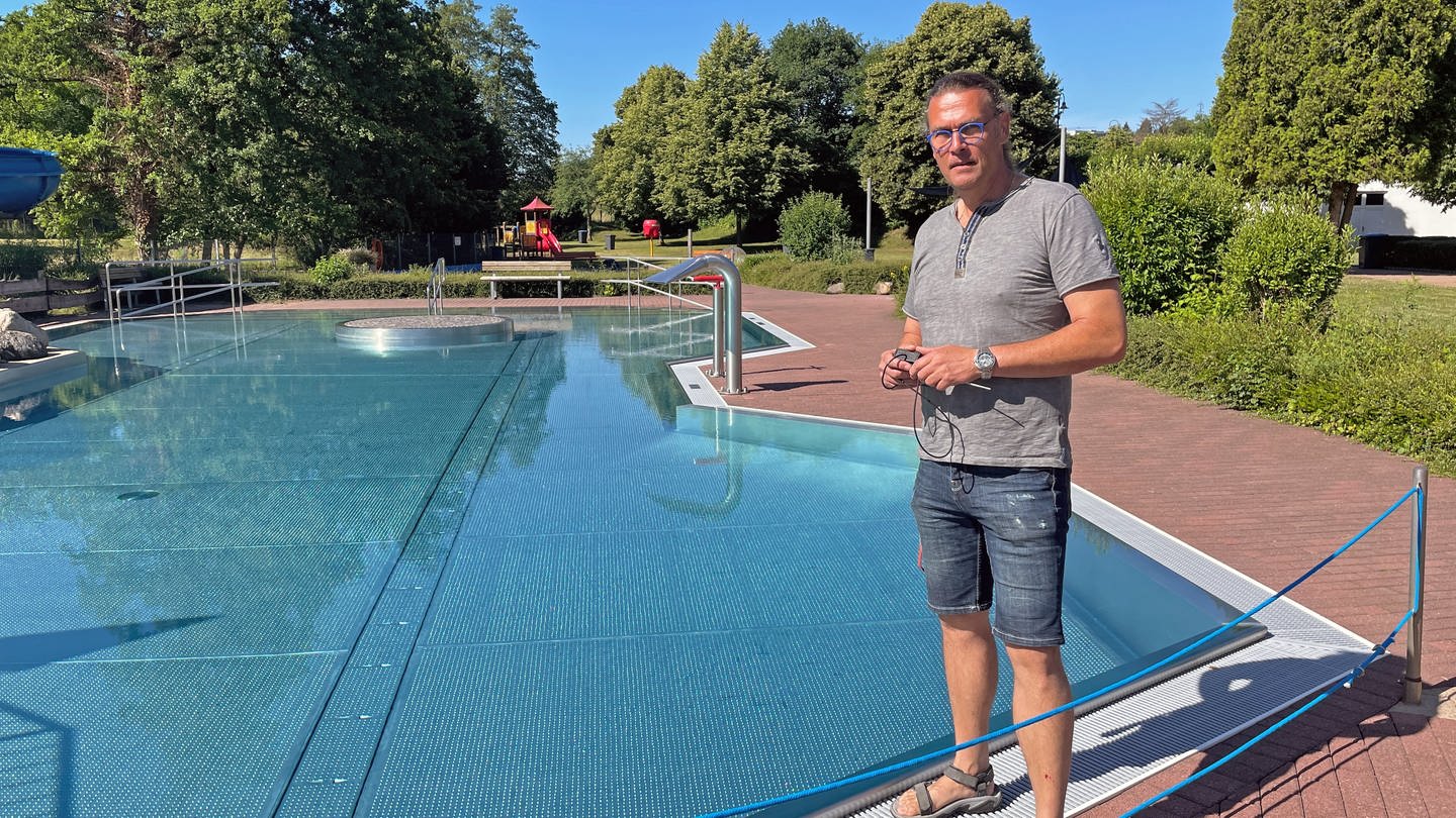 Schwimmmeister Frank Falkner steht vor einem der drei Becken im Freibad Saarburg. Wie viele andere Freibäder haben auch die Freibäder in der Verbandsgemeinde Saarburg-Kell mit Personalmangel zu kämpfen. (Foto: SWR, Jana Hausmann)