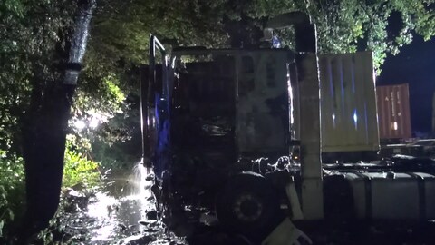 Der ausgebrannte Lkw bei Trier-Pfalzel. (Foto: Winkler TV)