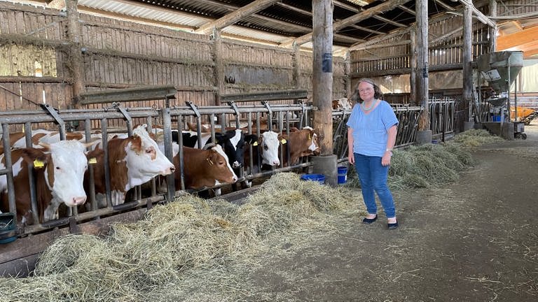Landwirtin Meike Jaschok steht bei ihren Kühen auf dem Bornwiesenhof.