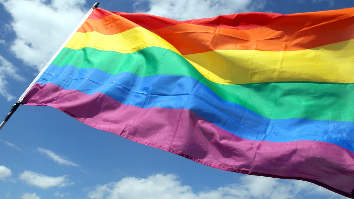 Eine Regenbogenflagge