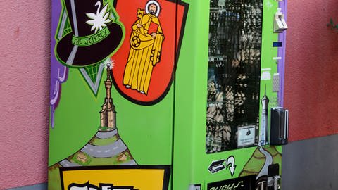 Der erste Cannabis-Automat Deutschlands steht seit fast drei Jahren bei der Polizei Trier und wird analysiert. Das Verfahren gegen den Betreiber läuft immer  noch.  (Foto: SWR)