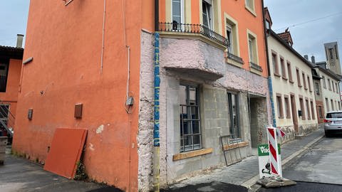 Stark beschädigte Hausfassade Irrel nach der Flutkatastrophe 2021. (Foto: SWR, Jana Hausmann)