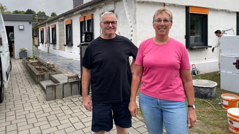 Irmgard und Otmar Paulus sind nach der Flutkatastrophe in Irrel mit dem Wiederaufbau beschäftigt. (Foto: SWR, Jana Hausmann)