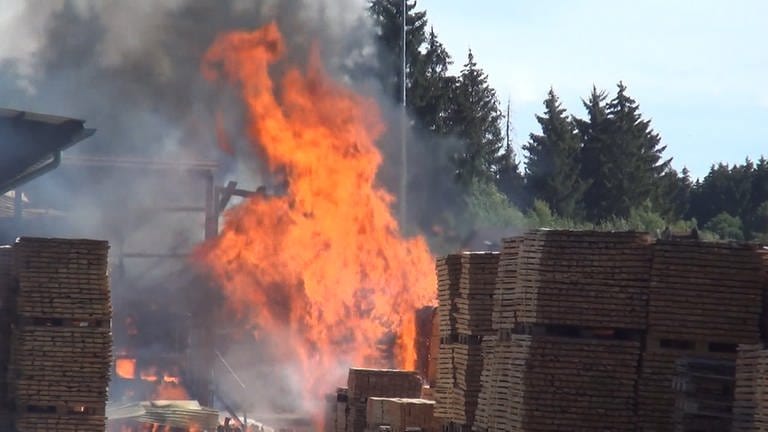 Foto von einem Brand in einem Sägewerk in Hermeskeil (Foto: SWR, Winkler TV)