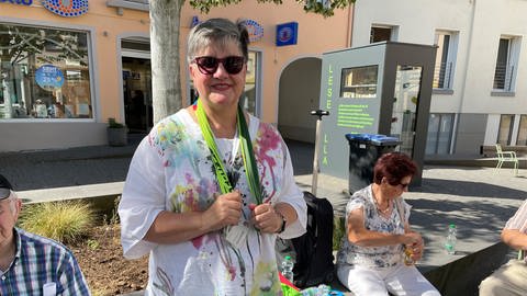 Gemeindeschwester Sabine Rodermann gibt Tipps zum ausreichend Trinken und Abkühlen in der Sommerhitze. (Foto: SWR, Nicole Mertes)