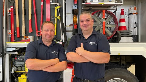 Bernd Becker und Marco Monshausen von der Freiwilligen Feuerwehr in Trier-Irsch sind wegen der vielen Wald-und Wiesenbrände derzeit im Dauereinsatz.  (Foto: SWR)