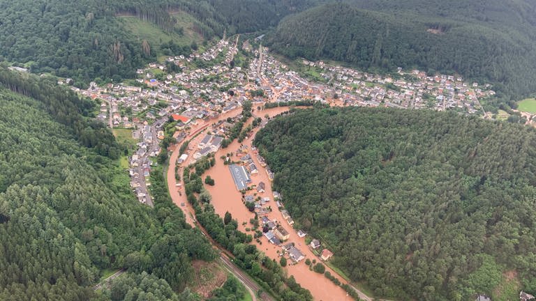 Das Hochwasser während der Flutkatastrophe in Rheinland-Pfalz hat auch Kordel völlig überschwemmt (Luftbild). (Foto: SWR, Andrea Maisberger)