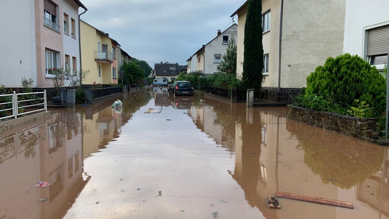 Ein Tag nach dem Hochwasser beginnen im Trierer Stadtteil Ehrang die Aufräumarbeiten. (Foto: SWR, Andrea Meisberger)