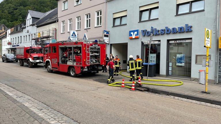 Aufräumarbeiten in Ehrang gehen weiter (Foto: SWR, Andrea Meisberger)