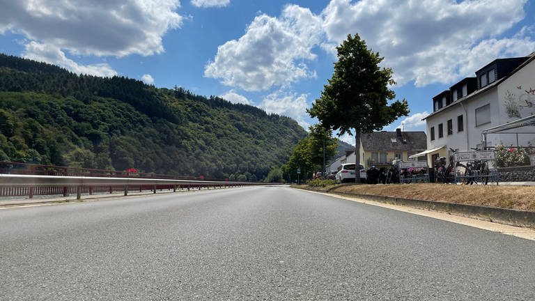 Wegen Baumaßnahmen soll die B53 zwischen Longen und Mehrhring im Kreis Trier-Saarburg zehn Wochen lang voll gesperrt werden.  (Foto: SWR)