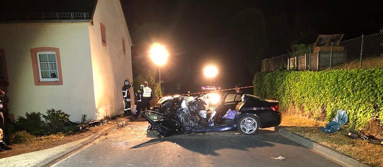 Ein Auto ist in Habscheid-Hollnich in der Eifel gegen eine Hausecke gekracht und wurde komplett zerstört. (Foto: Pressestelle, Polizei Prüm)