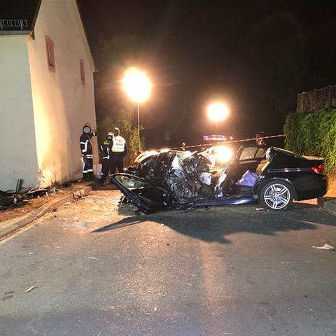 Ein Auto ist in Habscheid-Hollnich in der Eifel gegen eine Hausecke gekracht und wurde komplett zerstört. (Foto: Pressestelle, Polizei Prüm)