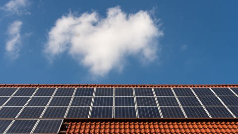 Immer mehr Menschen in der Region Trier wünschen sich Solarzellen auf dem Dach. Doch die sind derzeit schwer zu bekommen.  (Foto: picture-alliance / Reportdienste, Picture Alliance)