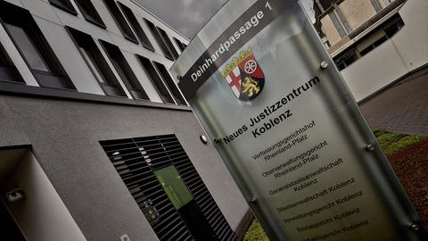 Schild der Generalstaatsanwaltschaft Koblenz - Weitere IS-Rückkehrerin aus Idar-Oberstein angeklagt (Foto: picture-alliance / Reportdienste, dpa Bildfunk, Thomas Frey)