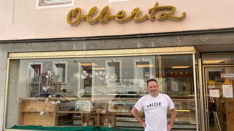 Bäcker Fritz Helumt Olbertz vor seiner Bäckerei in Trier - der ältesten Bäckerei in der Stadt. (Foto: SWR)