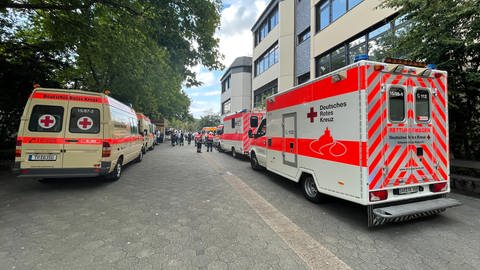 Krankenwagen stehen während der Evakuierungsmaßnahmen in Trier  (Foto: SWR, Altmayer, Christian)
