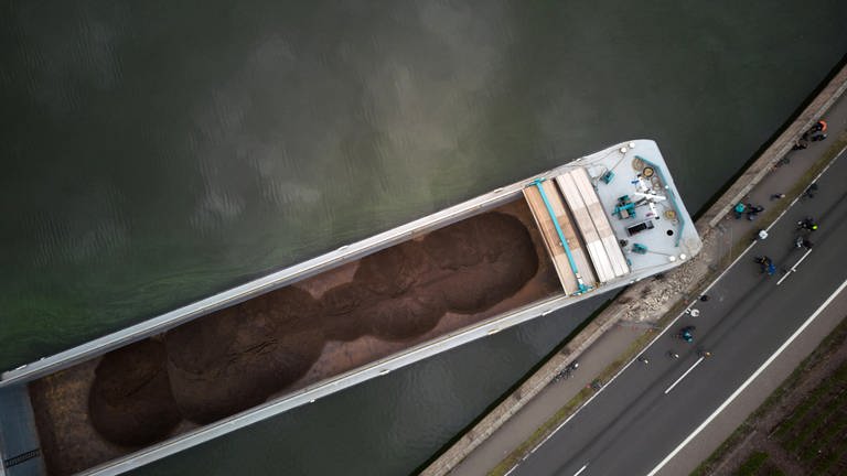 Ein Frachter hat auf der Mosel eine Ufermauer geraqmmt. (Foto: dpa Bildfunk, picture alliance/dpa | Thomas Frey)