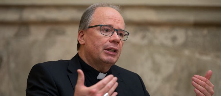 Der Trierer Bischof Stephan Ackermann spricht bei einem dpa-Interview. (Foto: dpa Bildfunk, picture alliance/dpa | Harald Tittel)