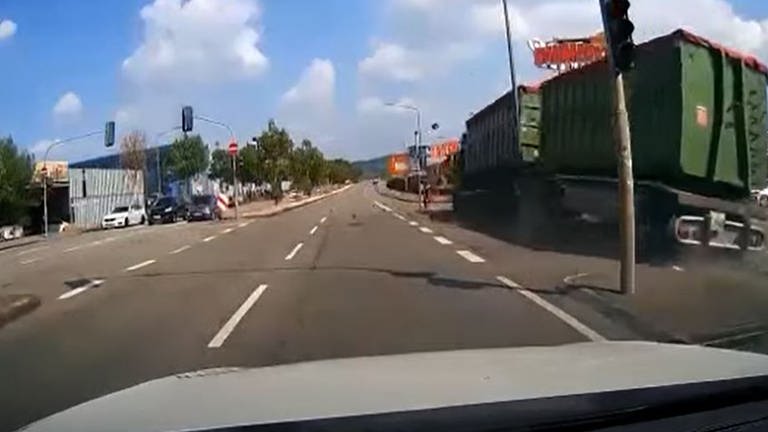 Ein Lkw rast in Trier über Ampeln und überfährt fast einen Fußgänger.  (Foto: https://www.youtube.com/watch?v=GNIbdP7agFI YouTube-Channel Bernd )