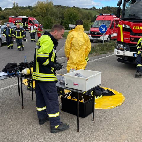 Die Feuerwehr ist im Einsatz, um ein Leck in einer Nato-Pipeline bei Echternacherbrück abzudichten. (Foto: SWR, Marc Steffgen)
