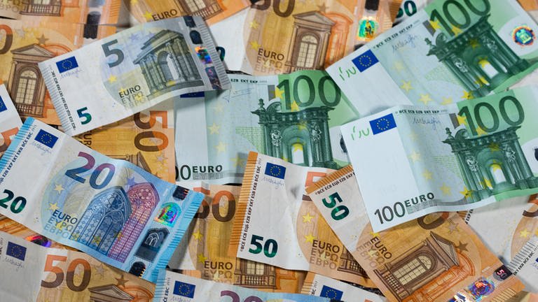 Zu sehen sind Euro-Geldscheine mit unterschiedlichen Werten.  (Foto: picture alliance/dpa/dpa-Zentralbild | Jens Büttner)
