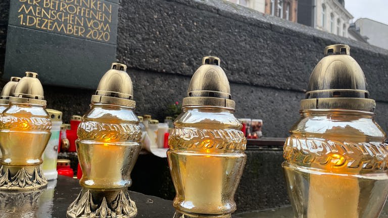 Kerzen vor der Porta Nigra in TRier erinnern an die Opfer der Amokfahrt (Foto: SWR)