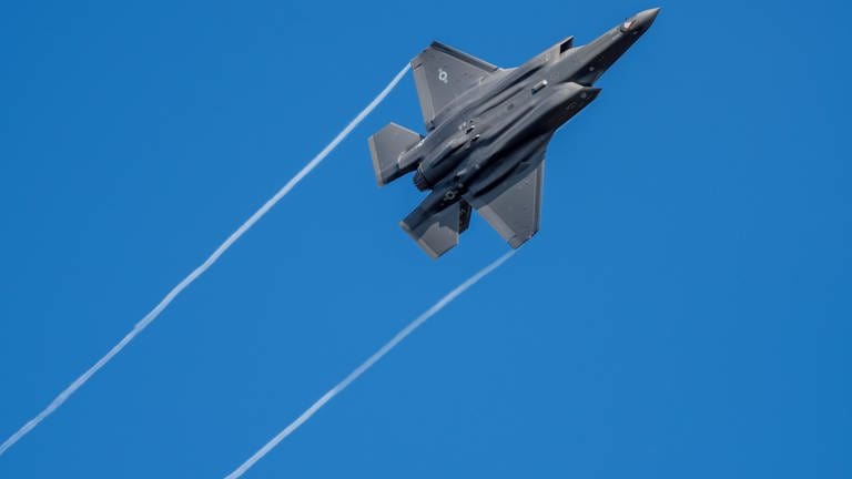 Ein F-35-Jet am blauen Himmel (Foto: dpa Bildfunk, picture alliance/dpa | Harald Tittel)