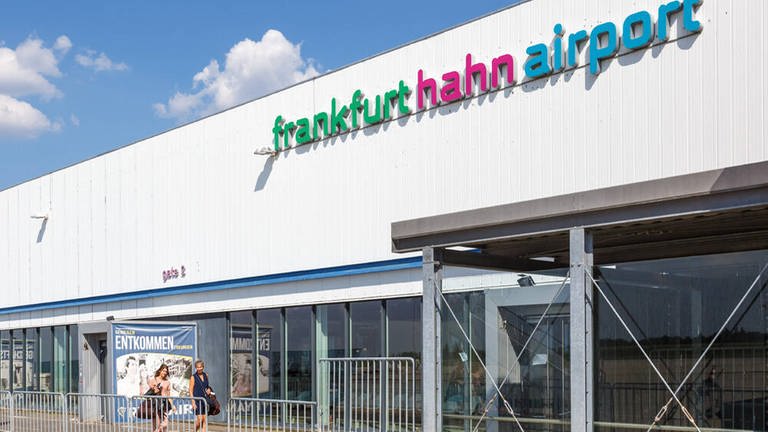 Der Eingang des Hunsrück Flughafen Frankfurt-Hahn. (Foto: IMAGO, IMAGO / CHROMORANGE)