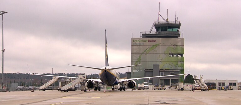 Ein Flugzeug steht auf dem Startfeld des Regionalflughafens Frankfurt-Hahn (Foto: SWR)