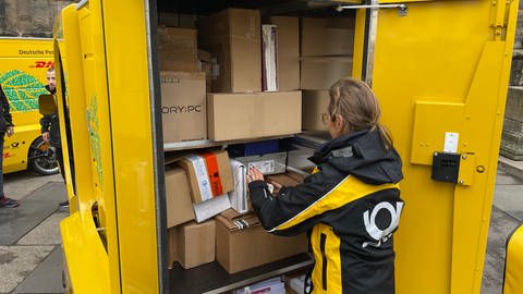 Die Post will ihre Paket- und Briefzustellung CO2-neutral in der Trierer Innenstadt abwickeln und testet neue Lastenräder (Foto: SWR, Ludger Peters)