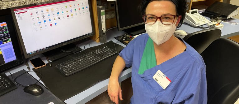 Intensivkrankenschwester Stefanie Gessner sitzt vor einem Monitor auf der Station 22 im Klinikum Idar-Oberstein. (Foto: SWR)