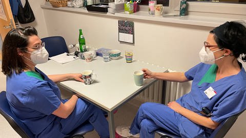 Station 22 - Arbeit auf der Intensivstation des Klinikums Idar-Oberstein - Stationsassistentin Jessica Bunn und Schwester Steffi in der Küche der Station 22. Ein Kaffee soll helfen, fit für den Rest der Schicht zu werden. (Foto: SWR)