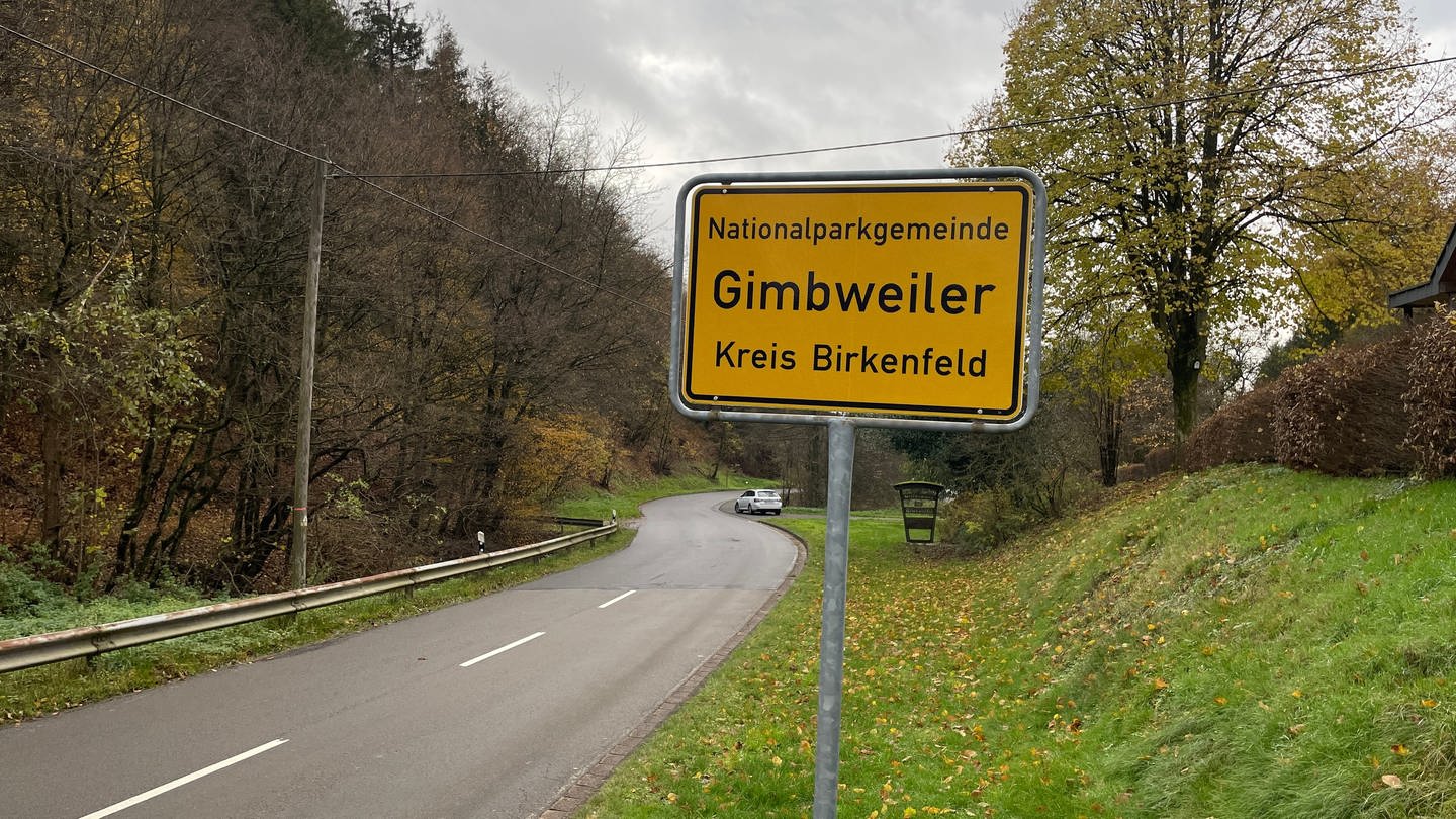 Der Hunsrückort Gimbweiler beheizt viele seiner Häuser mit einem Nahwärmenetz, dass warmes Wasser aus einer Solarthermieanlage verteilt
