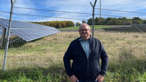 Gerd Linn, Bürgermeister des Bioenergiedorfs Gimbweiler. Dort wird unter anderem mit Solarthermie und Photovoltaik ein Nahwärmenetz betrieben. (Foto: SWR, Dunja v. Morzé)