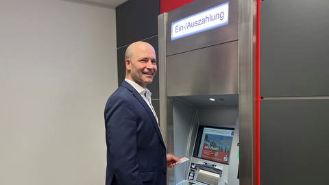 Carlo Schuff aus dem Vorstand der Sparkasse Trier am Geldautomaten (Foto: Carlo Schuff)
