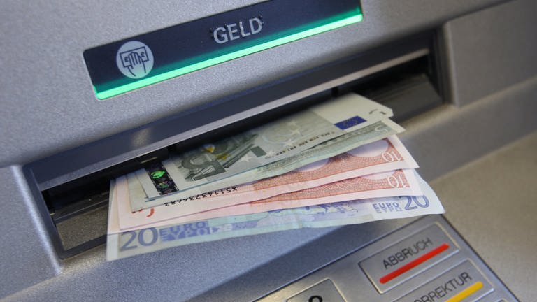 Die Sparkasse will trotz Sprengungen am Netz von Automaten im Raum Trier festhalten. (Foto: dpa Bildfunk, Karl-Josef Hildenbrand)