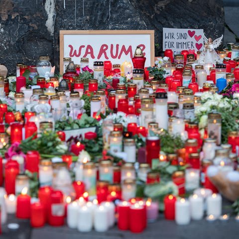 Nach der Amokfahrt in Trier am 1. Dezember 2020 haben Menschen als Zeichen der Trauer hunderte Kerzen vor der Porta Nigra in Trier aufgestellt.  (Foto: dpa Bildfunk, Picture Alliance)