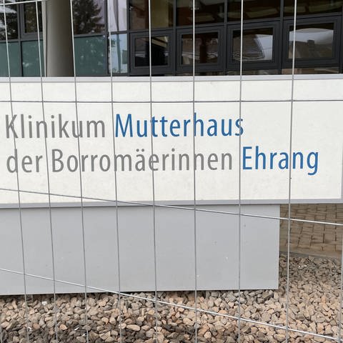 Das seit der Flut im JUki 2021 leerstehende Krankenhaus in Trier-Ehrang ist verkauft worden (Foto: SWR)
