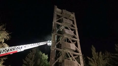 Der Aussichtsturm am Idarkopf qualmt, ein Feuerwehrkran ist am Löschen. (Foto: SWR, WinklerTV)