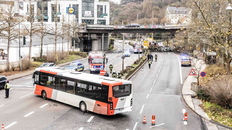 Auf der B 41 in Idar-Oberstein hat es am Sonntagvormittag einen schweren Verkehrsunfall zwischen einem Streifenwagen und einem Linienbus gegeben. (Foto: Foto Hosser)