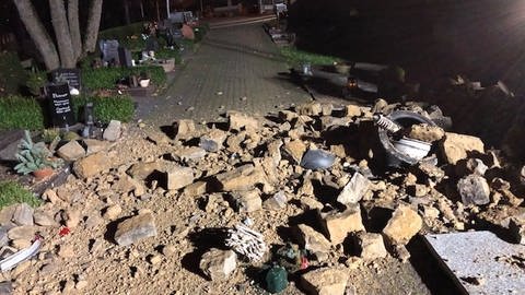 Die Friedhofsmauer in der Dauner Straße wurde bei dem Unfall stark beschädigt. (Foto: Polizei Bitburg)